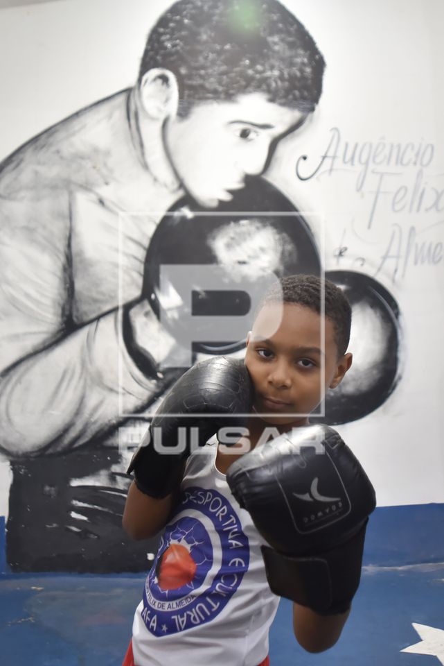 Menino posando durante treino de boxe - Projeto AFA Augêncio Félix de Almeida 