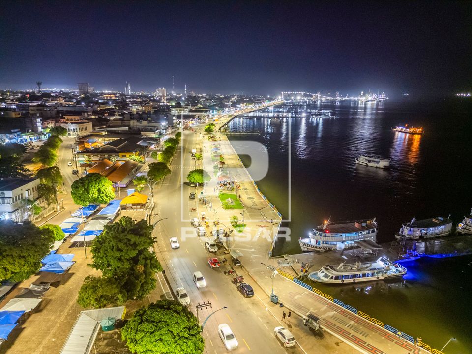 Vista noturna da avenida e orla do rio Tapajós - centro histórico