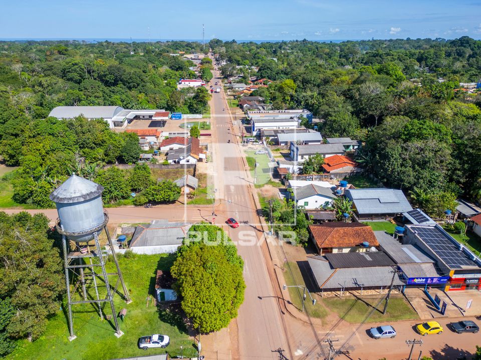Estrada Um principal via histórica da cidade com caixa d'água metálica construída pela Companhia Ford
