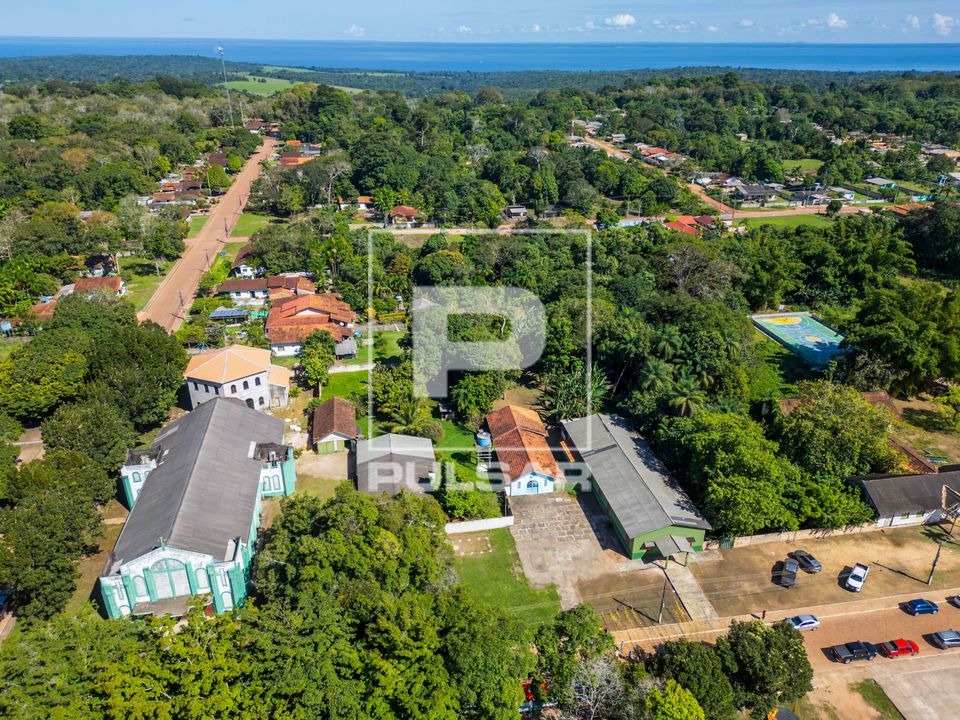 Vista de drone da cidade com destaque à esquerda Paróquia de Santo Antônio de Pádua e Estrada Um