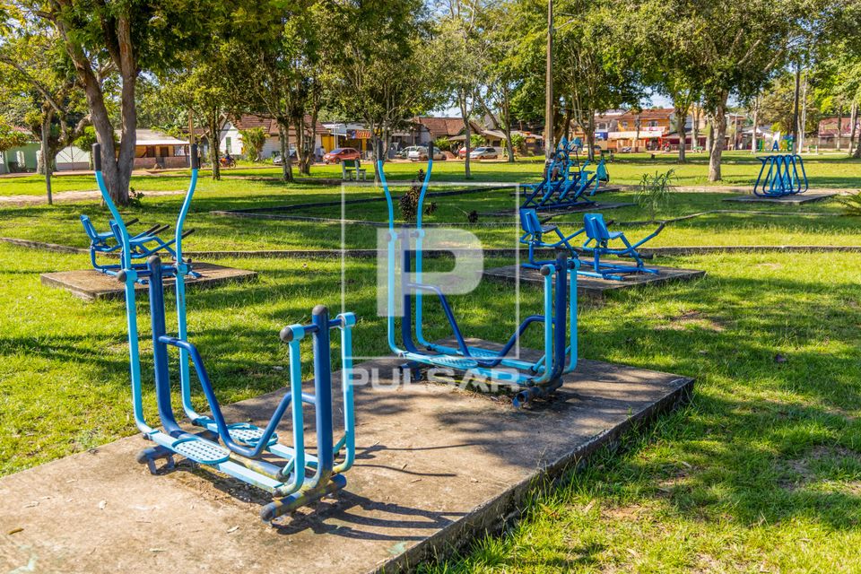 Academia ao ar livre na praça Brasil - espaço público para atividade física e de lazer