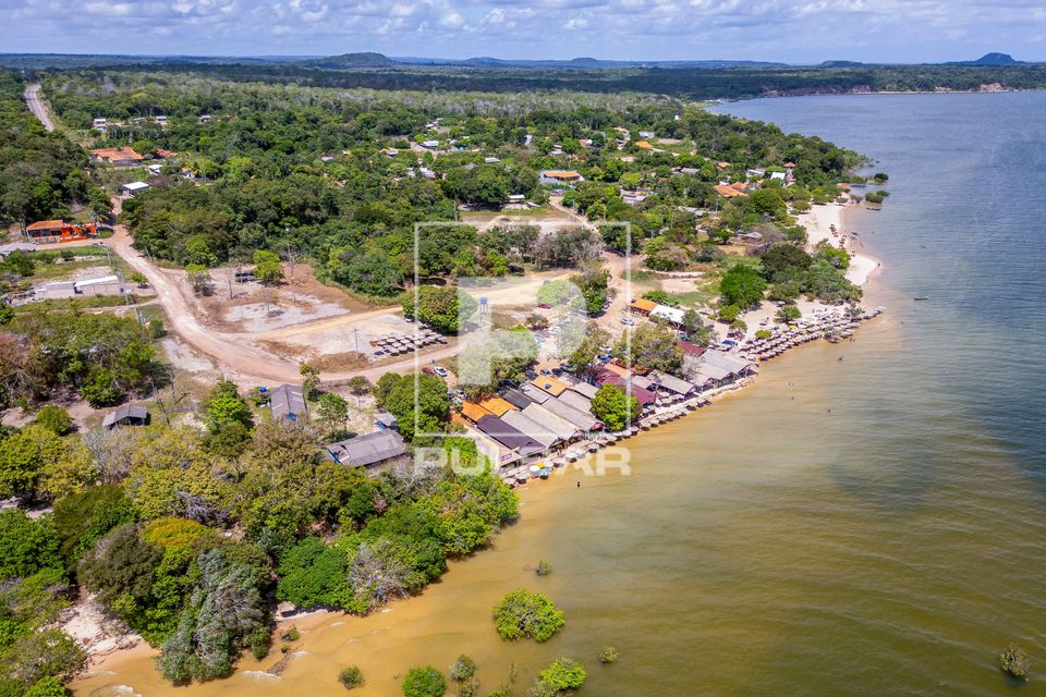 Vista de drone da comunidade de Ponta de Pedras na margem do Rio Tapajós durante o período das cheias