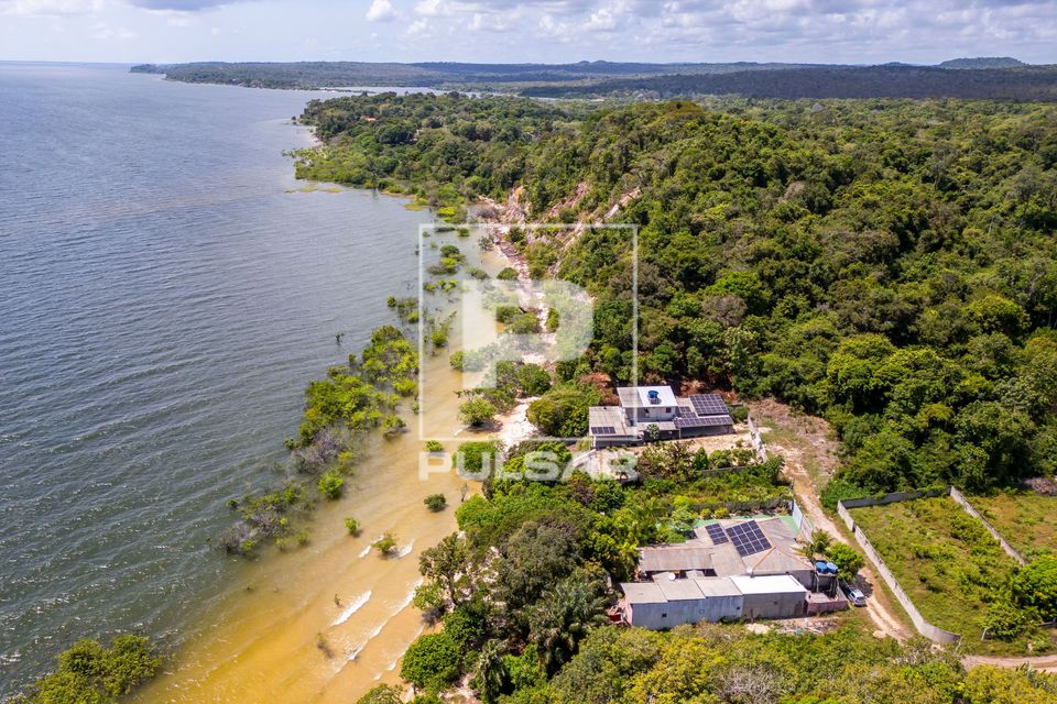 Vista de drone da comunidade de Ponta de Pedras na margem do Rio Tapajós durante o período das cheias
