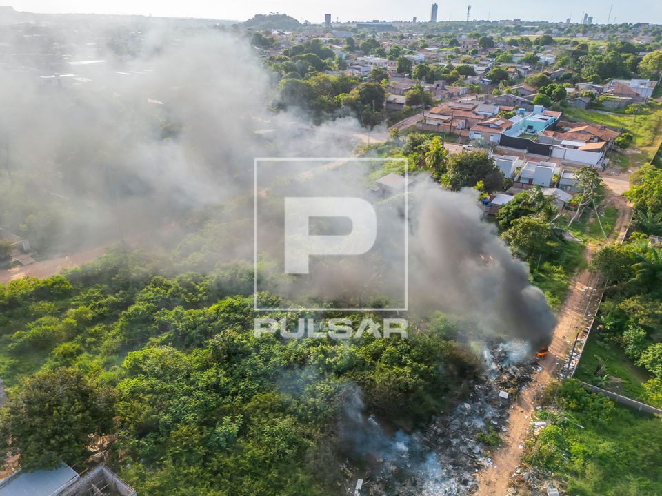 Vista de drone de incêndio em área de descarte irregular de lixo no bairro Santo André