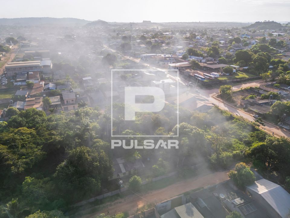 Vista de drone de fumaça sobre o bairro Santo André após incêndio em área de descarte irregular do lixo
