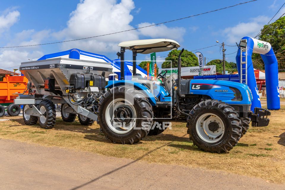 Exposição de tratores com aplicadores de fertilizantes na 43ª Feira Agropecuária e Agroindustrial do Baixo