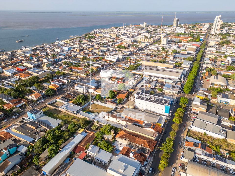 Vista de drone da cidade e ao fundo encontro das águas entre os rios Tapajós e Amazonas