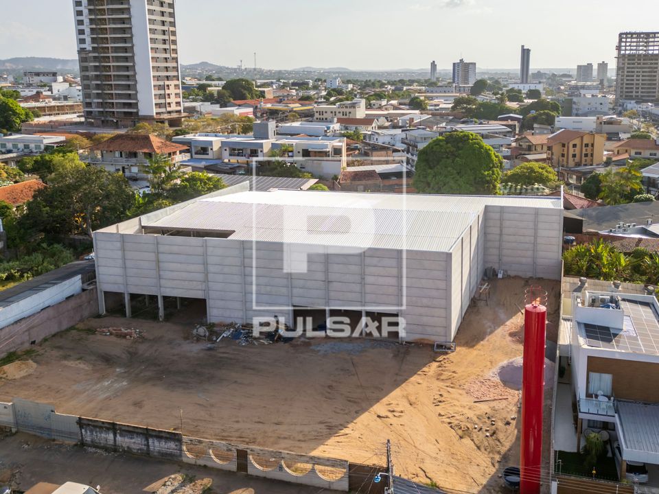 Vista de drone de edificação em construção com estrutura em concreto pré-moldado