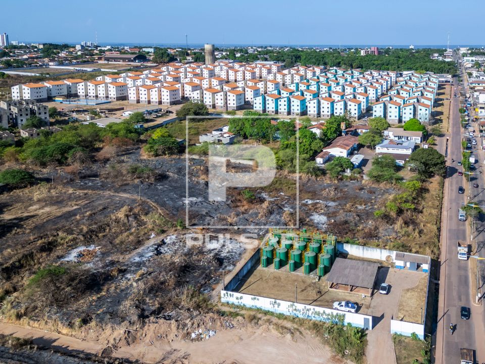 Vista de drone de estação de tratamento de esgoto e ao fundo Residencial Moaçara - habitação popular do p