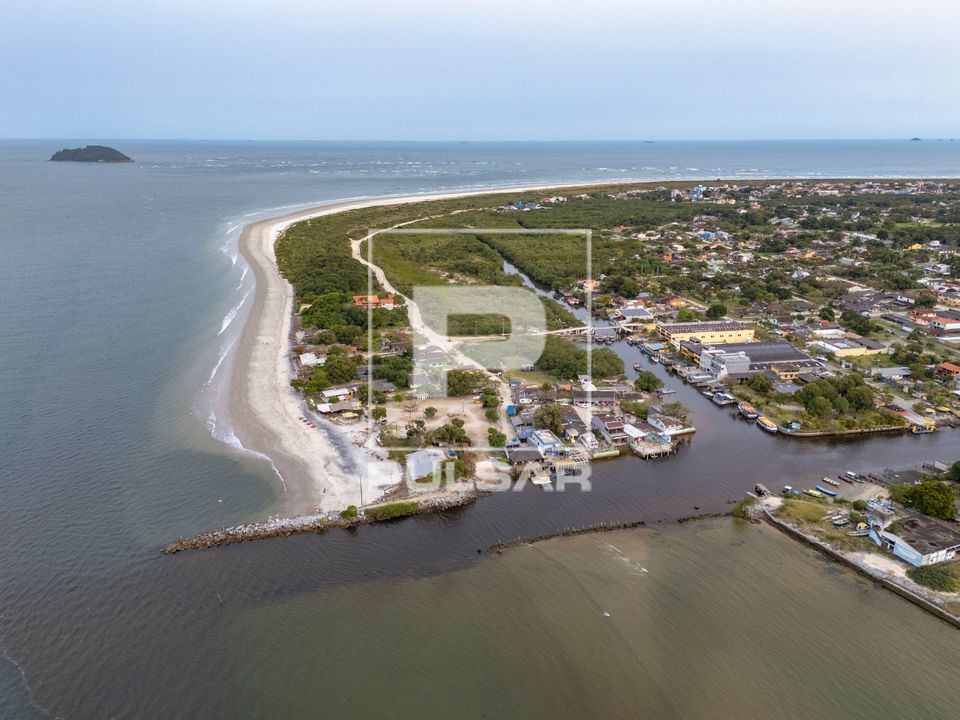 Vista de drone do balneário Pontal do Sul com Canal Artificial do DNOS Departamento Nacional de Obras de Sane