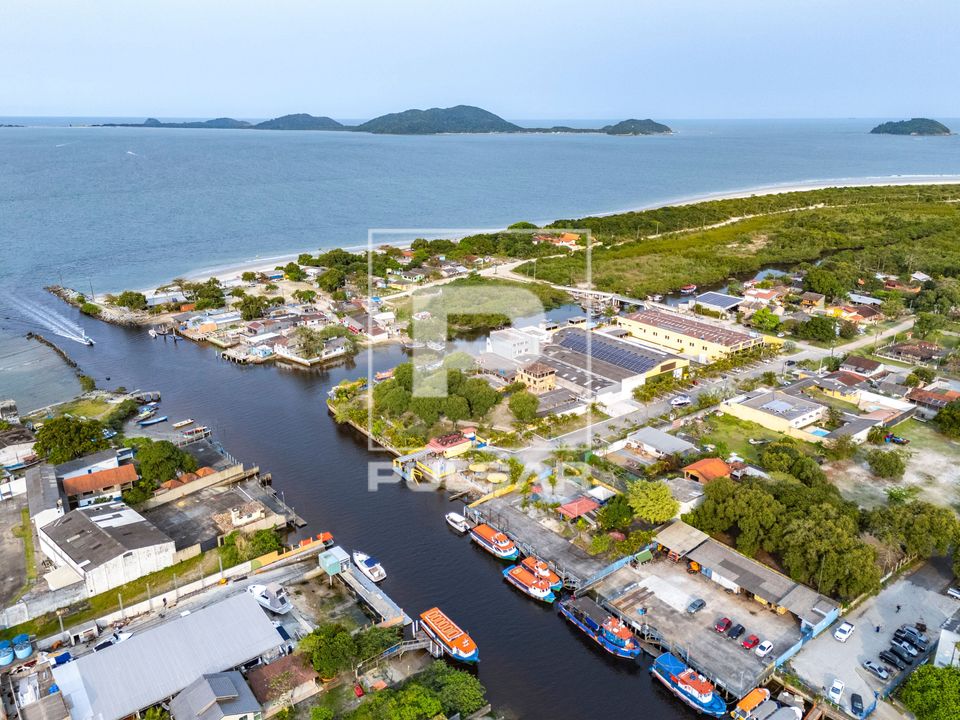 Vista de drone do Canal Artificial do balneário Pontal do Sul com terminal de embarque para Ilha do Mel vista