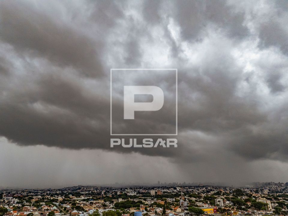 Nuvens de tempestade e chuva sobre a cidade no fim da tarde
