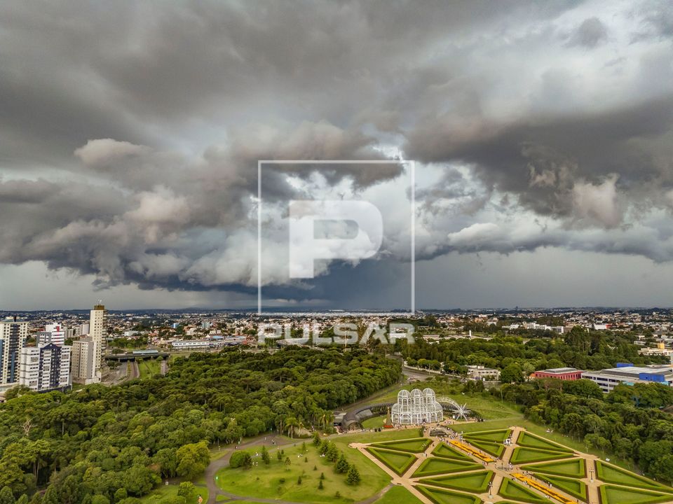 Jardim Botânico Francisca Maria Garfunkel Rischbiete e nuvens de tempestade sobre a capital no fim da tarde