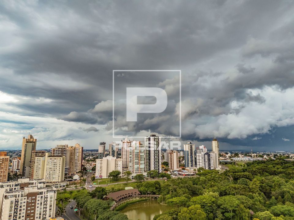 Nuvens de tempestade no fim da tarde em torno do Jardim Botânico Francisca Maria Garfunkel Rischbiete