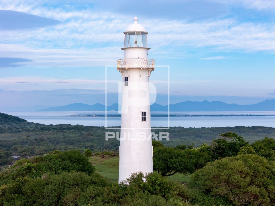 Farol das Conchas sobre o Morro das Conchas no Parque Estadual da Ilha do Mel - Baía de Paranaguá