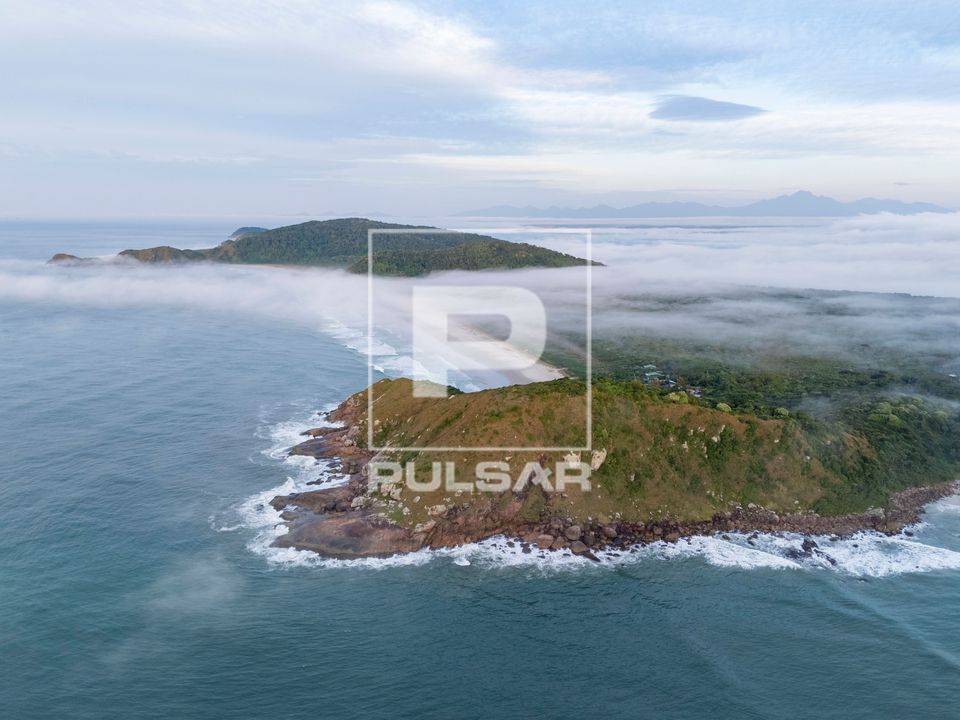 Vista de drone de nevoeiro ao amanhecer no Parque Estadual da Ilha do Mel