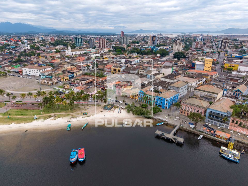 Casario colonial do centro histórico da cidade na margem do rio Itiberê - baía de Paranaguá