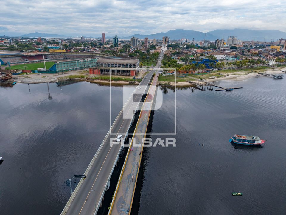 Ponte Domingos Massa sobre o rio Itiberê - liga bairro Ilha dos Valadares ao centro da cidade ao fundo -  ba�
