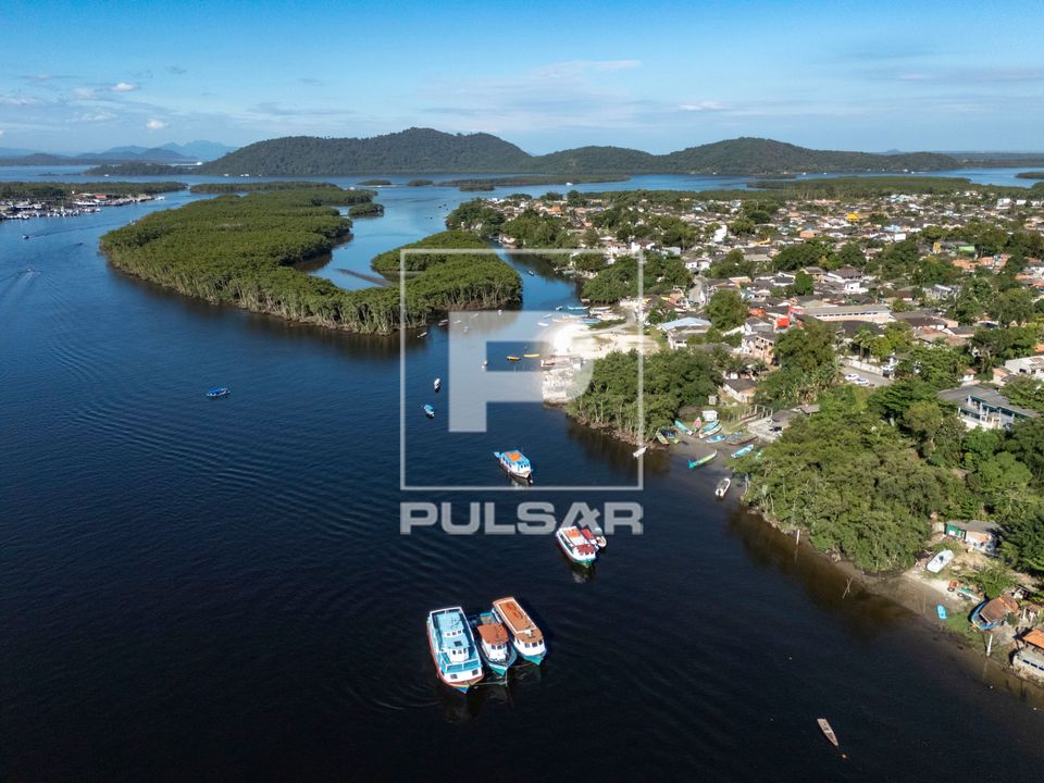 Vista de drone do rio Itiberê - à direita bairro Ilha dos Valadares - Baía de Paranaguá