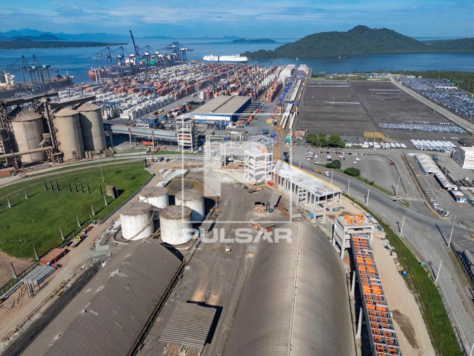 Complexo portuário com destaque para silos do terminal graneleiro com recepção , armazenagem e embarque via