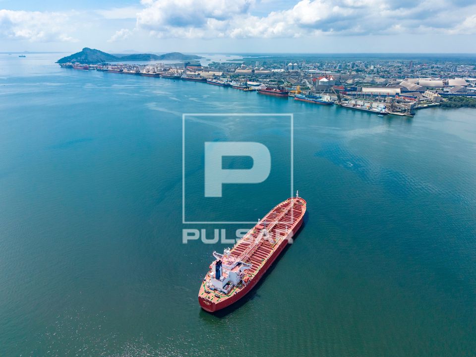 Navio cargueiro fundeado nas proximidades do Porto de Paranaguá aguardando para atracar - Baía de Paranaguá