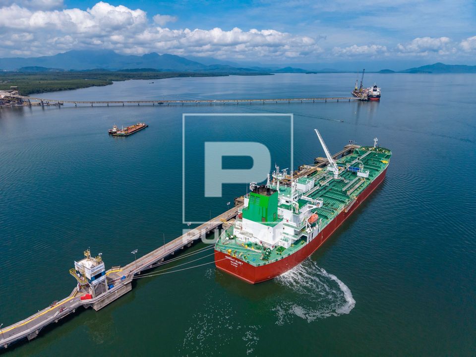 Navio tanque de óleo / químicos atracado no píer do Terminal Aquaviário de Paranaguá - TRANSPETRO - PETRO