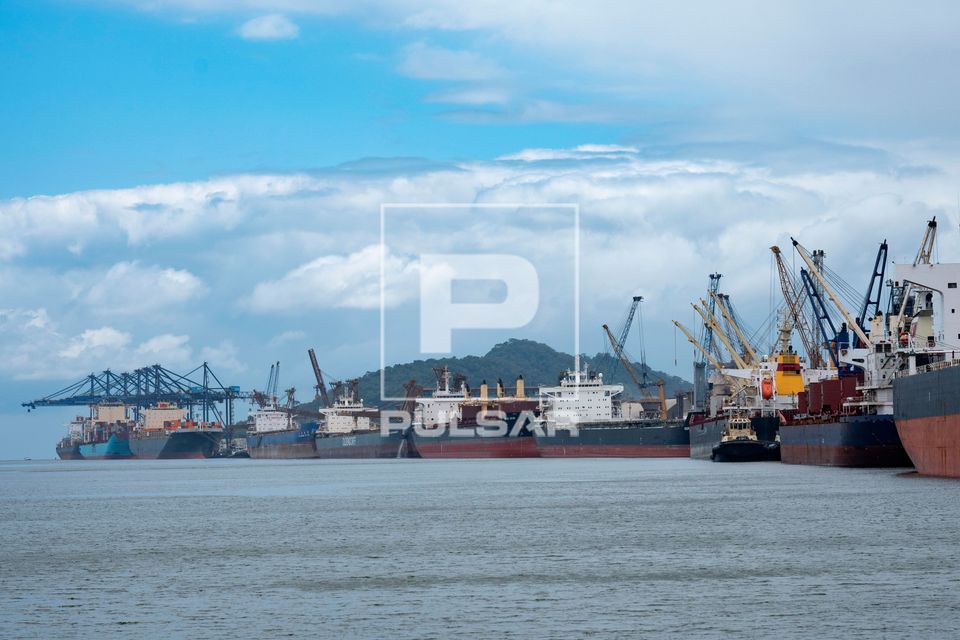 Navios de carga atracados no Complexo Portuário de Paranaguá