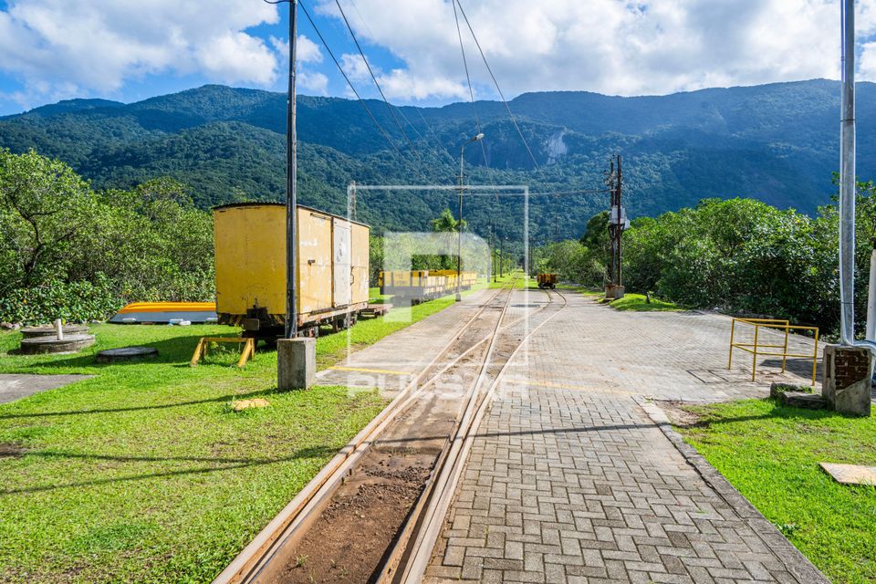 Linha ferroviária da Usina de Itatinga no Parque Estadual da Restinga de Bertioga com Serra do mar ao fundo.