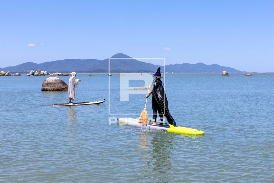 Celebração do Halloween - Dia das Bruxas - entre as pedras da Praia de Itaguaçu