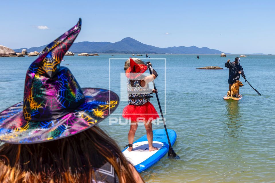 Celebração do Halloween - Dia das Bruxas - entre as pedras da Praia de Itaguaçu