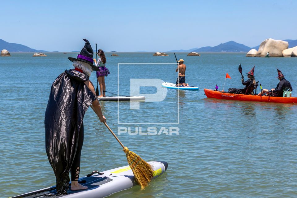 Celebração do Halloween - Dia das Bruxas - entre as pedras da Praia de Itaguaçu