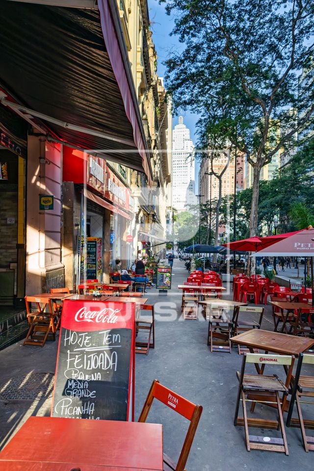 Bares e restaurantes no calçadão da avenida São João - centro histórico