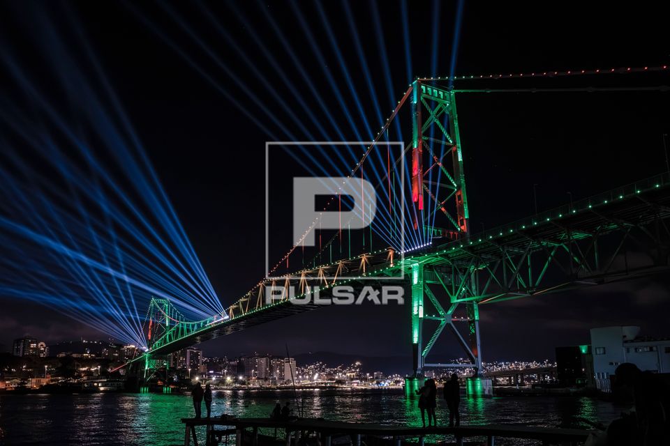 Ponte Hercílio Luz à noite com nova iluminação cênica de LED em comemoração ao seu centenário
