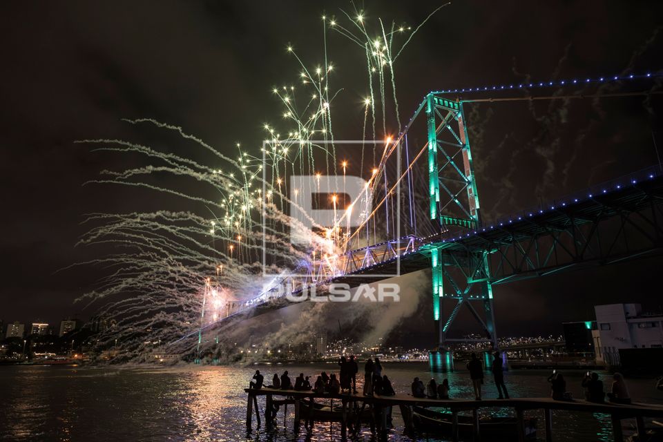Ponte Hercílio Luz à noite com espetáculo de fogos e nova iluminação cênica de LED em comemoração ao s