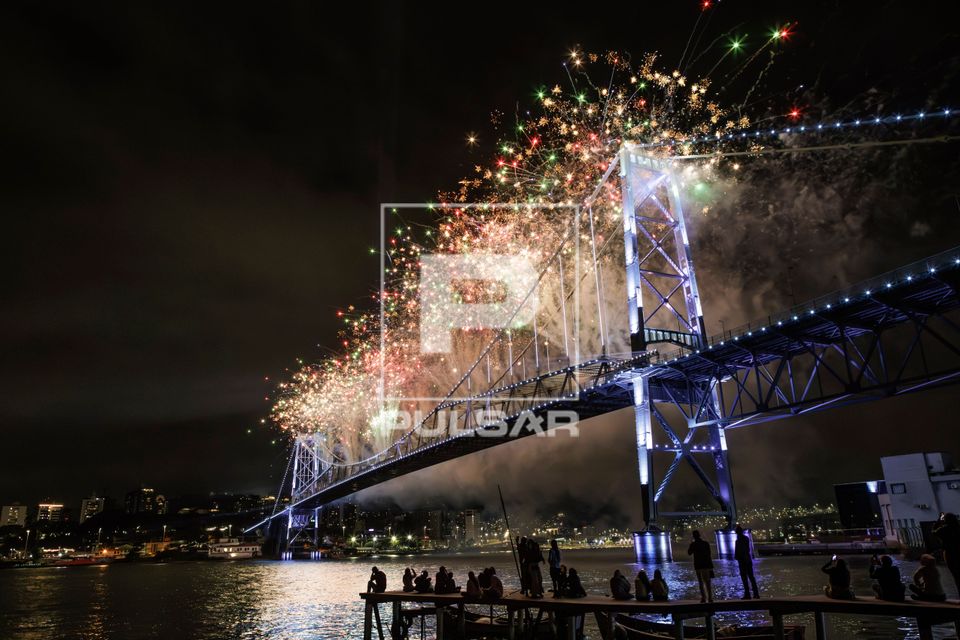 Ponte Hercílio Luz à noite com espetáculo de fogos e nova iluminação cênica de LED em comemoração ao s