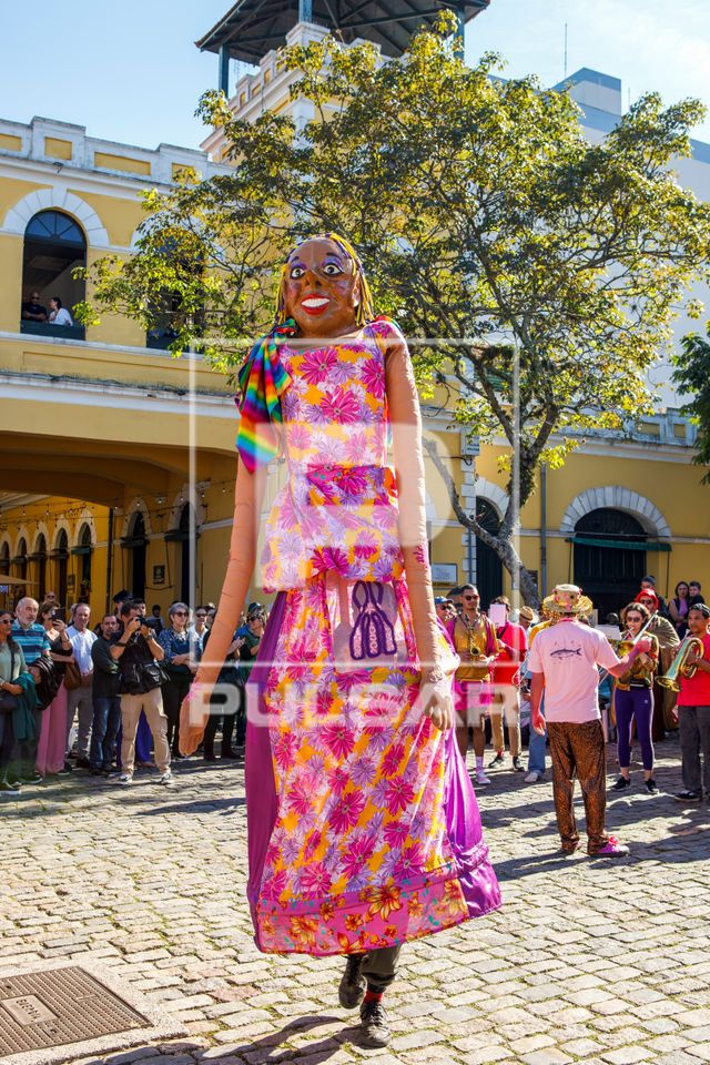 Boneco gigante do Grupo Musical Fanfarra da Ponte durante o Festival Manezinho
