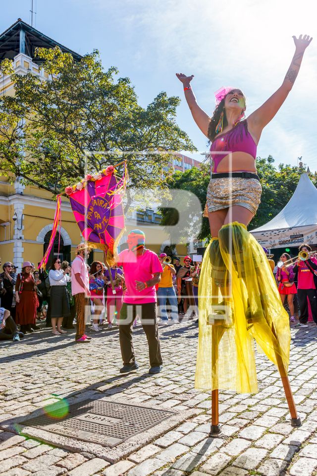 Boneco gigante do Grupo Musical Fanfarra da Ponte durante o Festival Manezinho
