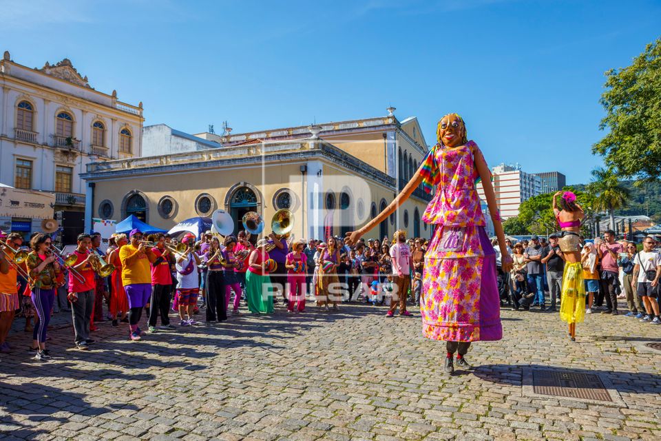 Boneco gigante do Grupo Fanfarra da Ponte durante o Festival Manezinho