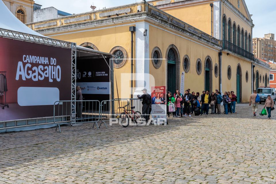 Campanha do Agasalho - pessoas em fila para recebimento de agasalhos no centro histórico