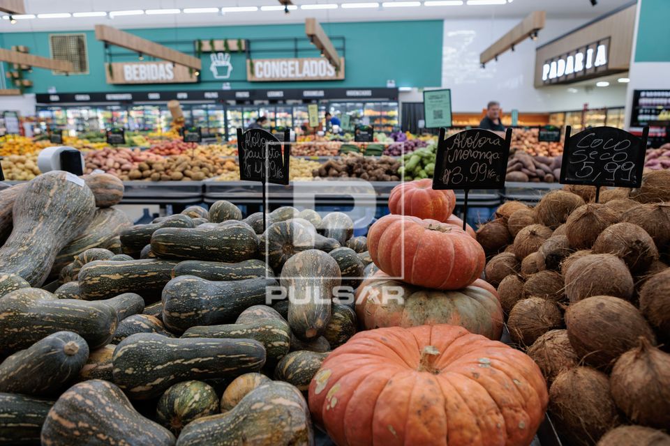 Abóboras e coco seco à venda no supermercado