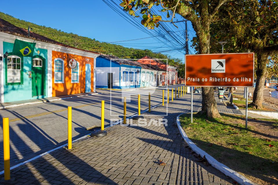 Casario colonial e placa de identificação da Praia do Ribeirão da Ilha 