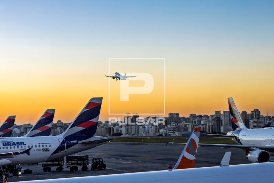 Avião decolando do Aeroporto Internacional de Florianópolis – Hercílio Luz ao entardecer