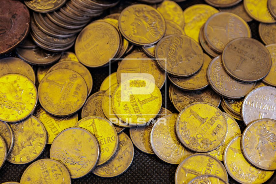 Moedas de colecionador numismata à venda na feira de artesanato na Praça da República 