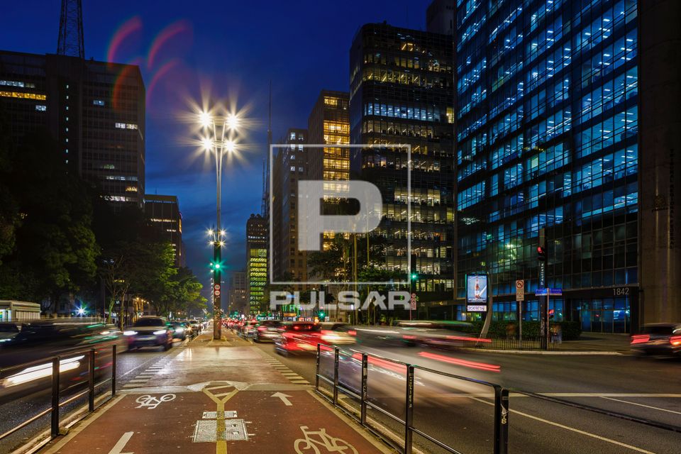 Movimentação de veículos à noite na Avenida Paulista