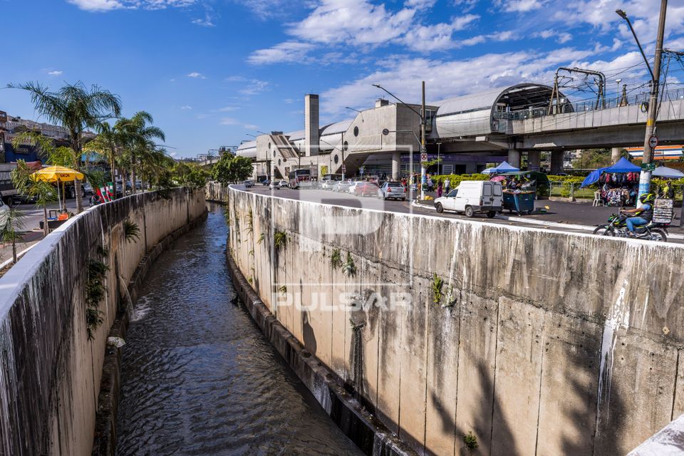 Rio Pirajussara canalizado na Avenida Carlos Caldeira Filho e Estação Capão Redondo do metrô da Linha 5 - 