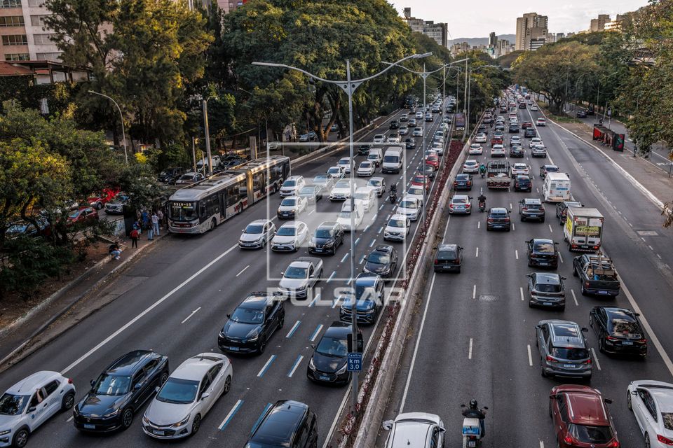 Trânsito de veículos na Avenida 23 de Maio