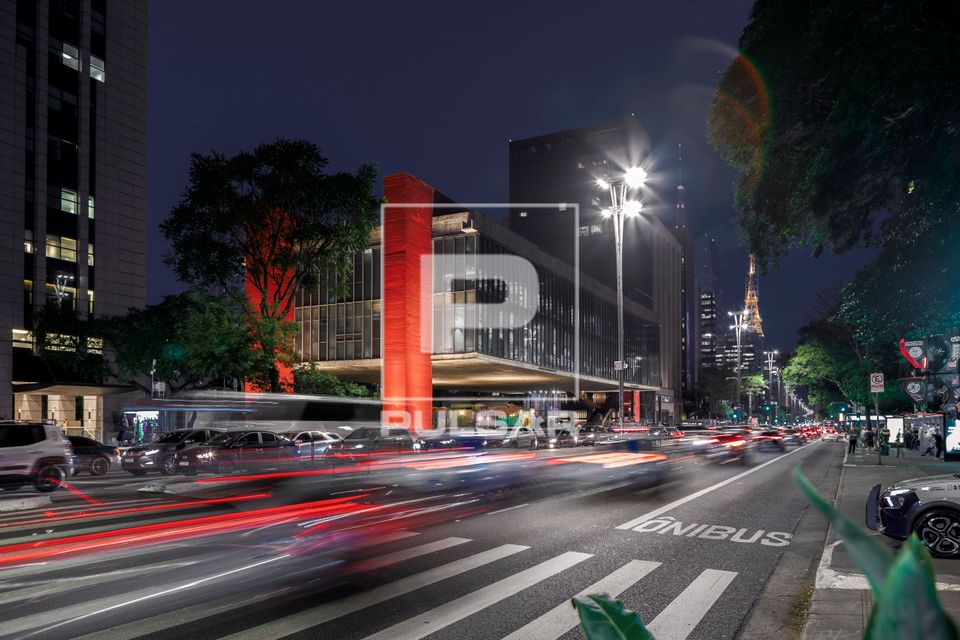 Vista noturna de movimentação de veículos na Avenida Paulista e MASP Museu de Arte de São Paulo Assis Chat