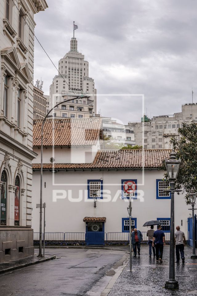 Rua Roberto Simonsen - Largo Pateo do Colégio e ao fundo Edifício Altino Arantes também denominado Farol Sa
