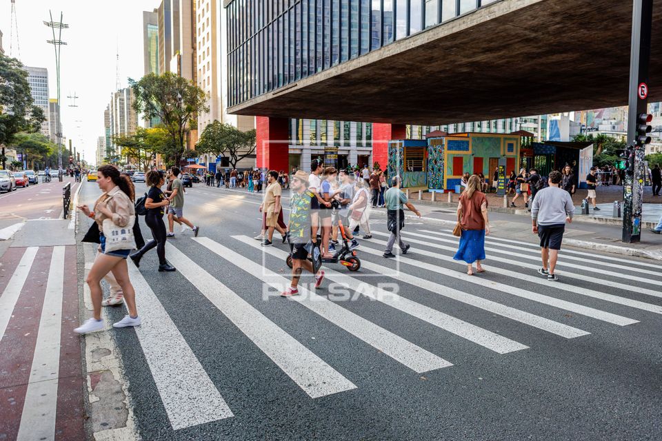 Pessoas atravessando a faixa de pedestres na Avenida Paulista e MASP Museu de Arte de São Paulo Assis Chateau