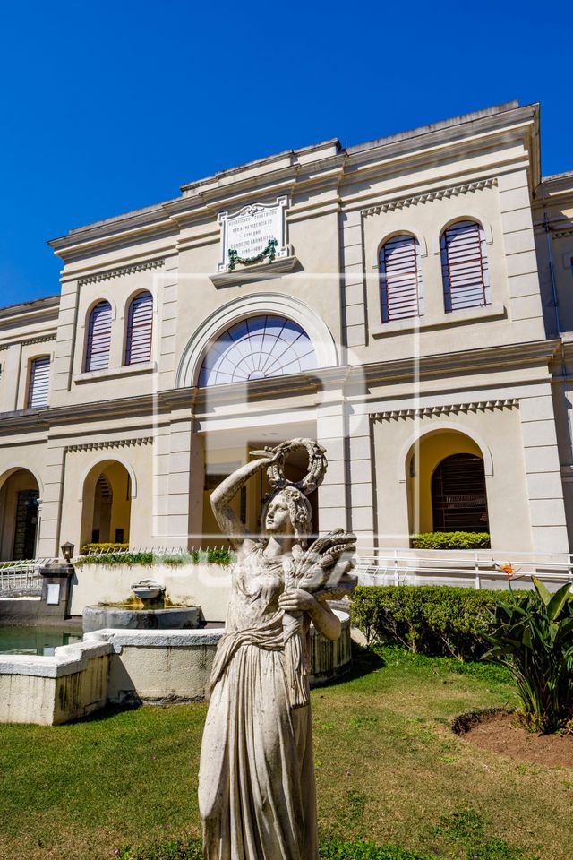Escultura de deusa grega no jardim do Museu da Imigração / Memorial do Imigrante - bairro Mooca